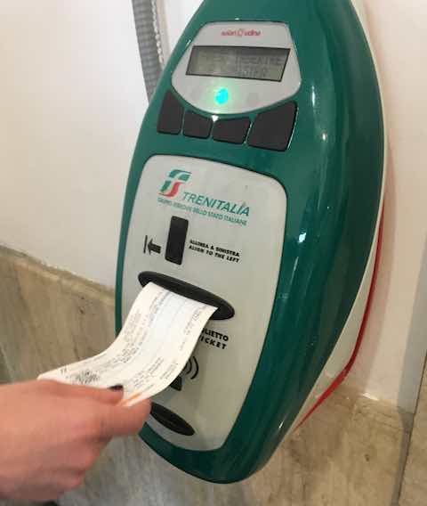 Máy stamp vé tàu Trenitalia