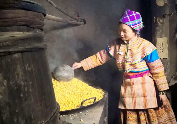 One H'mong woman is making corn wine