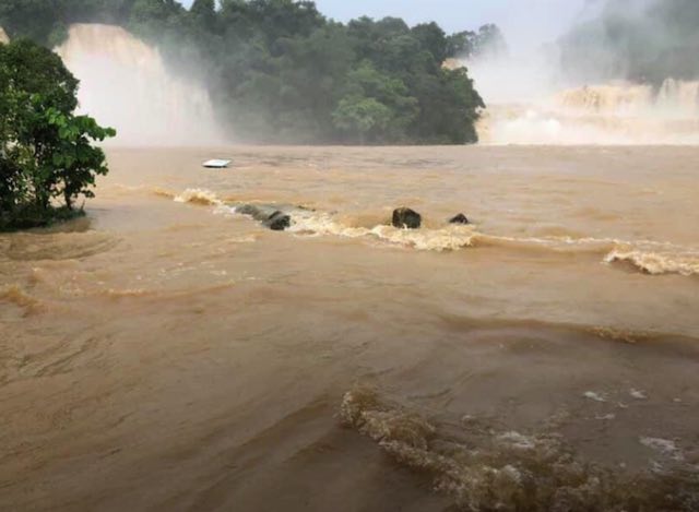 Ban gioc waterfall cao bang vietnam in flood season.