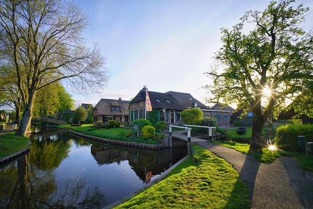 Ngôi làng cổ Giethoorn Hà Lan vào mùa xuân