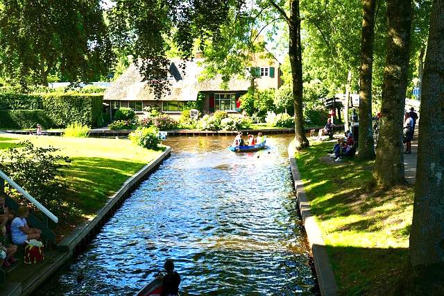 Đi thuyền trong ngôi làng cổ Giethoorn Hà Lan