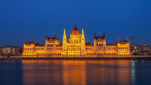 toà nhà quốc hội Hungary về đêm
