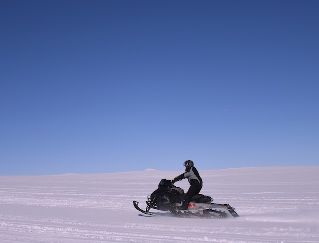 Snowmobile khi du lịch lapland Phần Lan