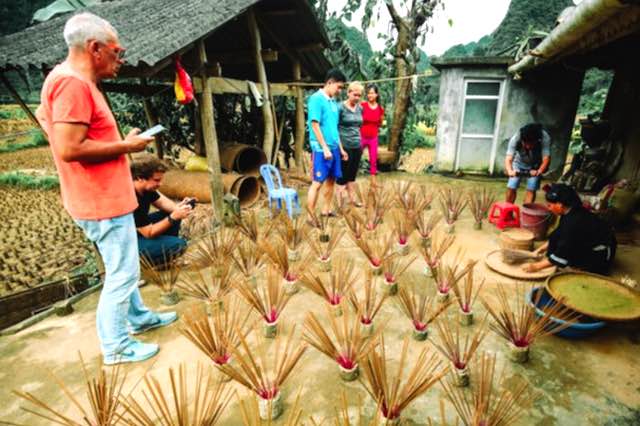 Tourist are learning incense making in Phia Thap