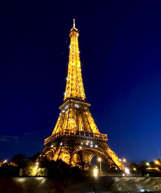 Tháp Eiffel - địa điểm du lịch paris Pháp nổi tiếng nhất