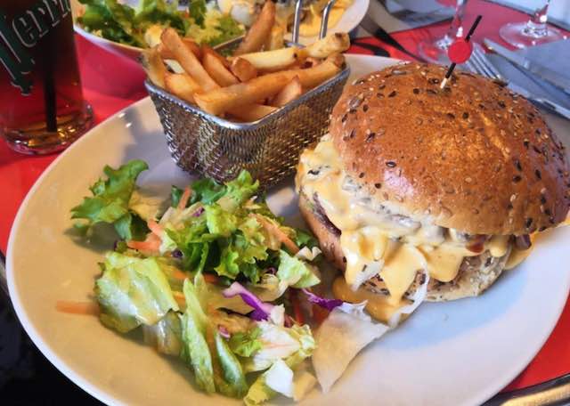 Một phần burger tại quán  Il Etait Un Square paris